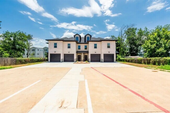Building Photo - 1540 W Long