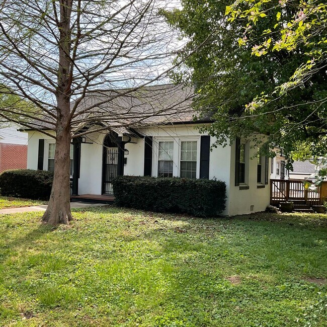 Building Photo - Home with 2 Bedrooms, 2 Baths with Bonus/C...