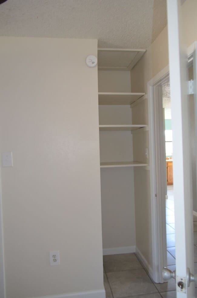 Building Photo - Country setting