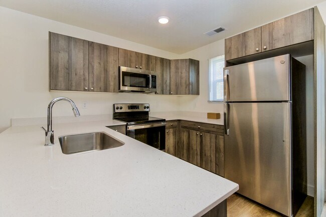 Building Photo - Spacious 3 Bed, 2.5 Bath Pet-Friendly Home...