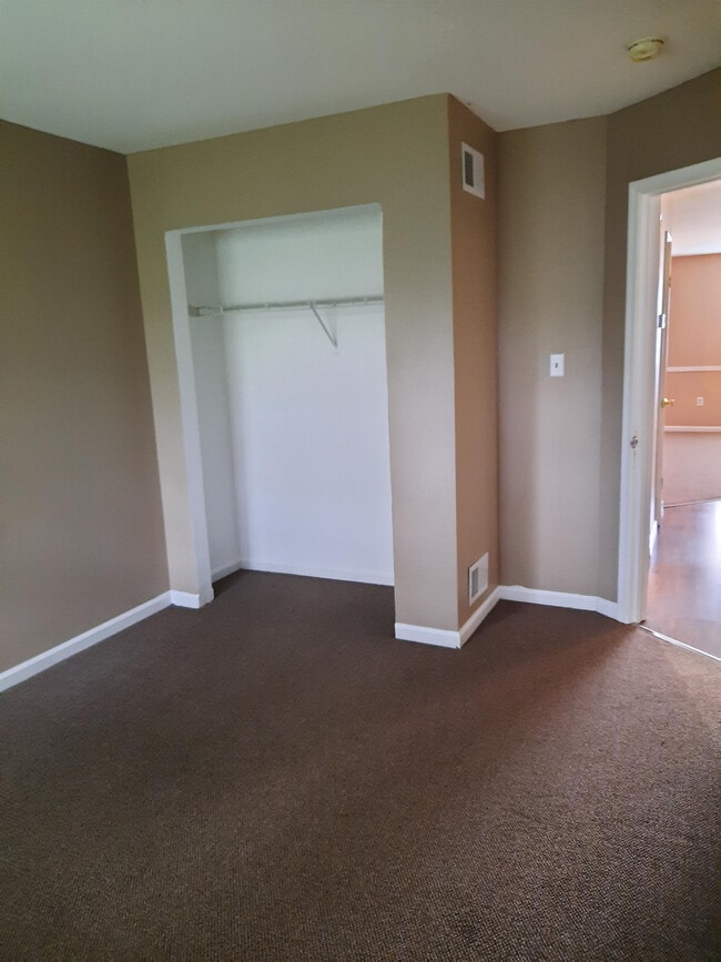 Building Photo - 142 Pickwick Pl