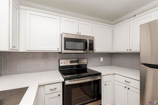 Building Photo - 2 Bedroom Townhome off Jefferson & Bluebonnet Blvd- Pet Friendly