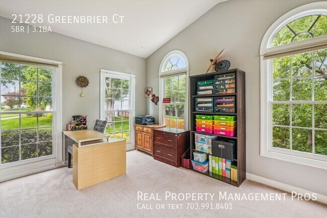Building Photo - 21228 Greenbrier Ct