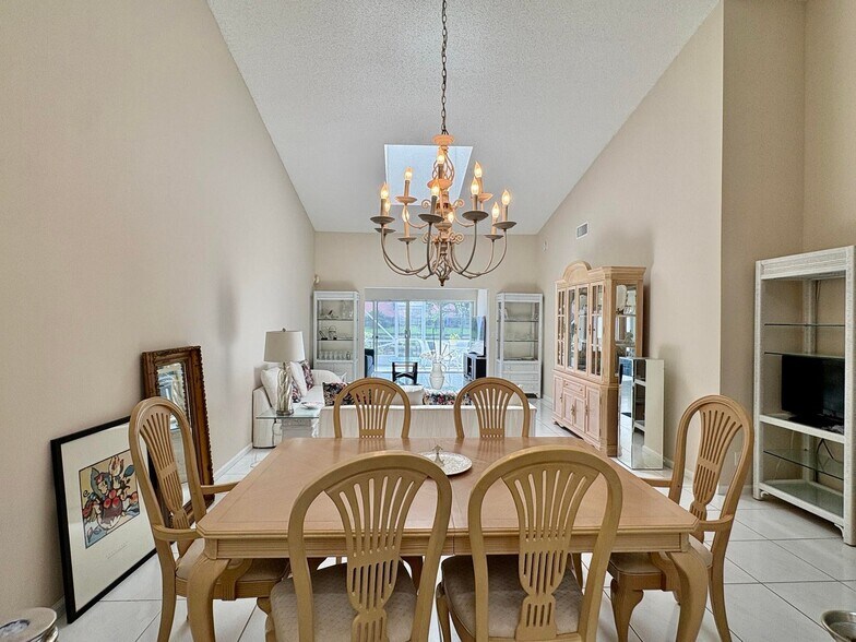 Building Photo - 7702 Majestic Palm Dr