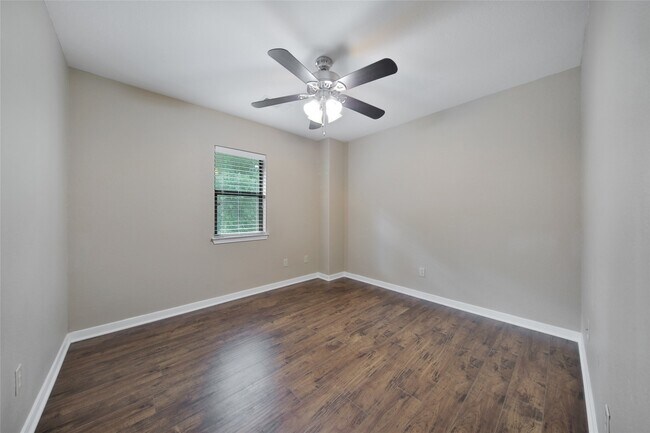 Building Photo - 710 W Rollingwood St
