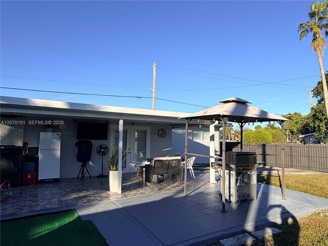 Building Photo - 8100 Taft St