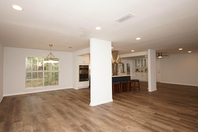 Building Photo - 596 L'Ombre Ct NE