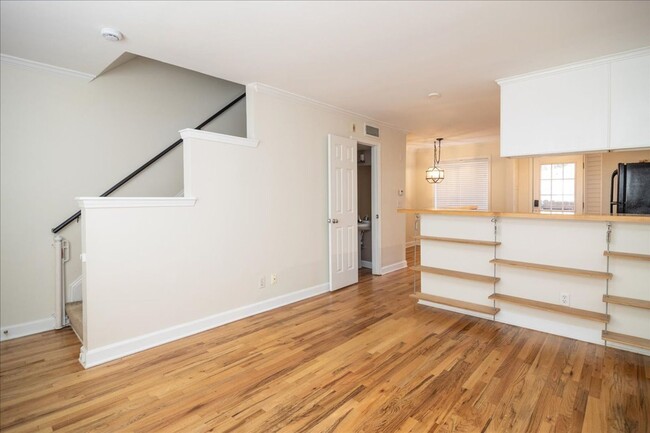 Primary Photo - Bright & Stylish Townhome in Prime Atlanta...