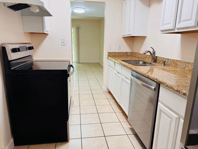 Building Photo - SW Gainesville Condo