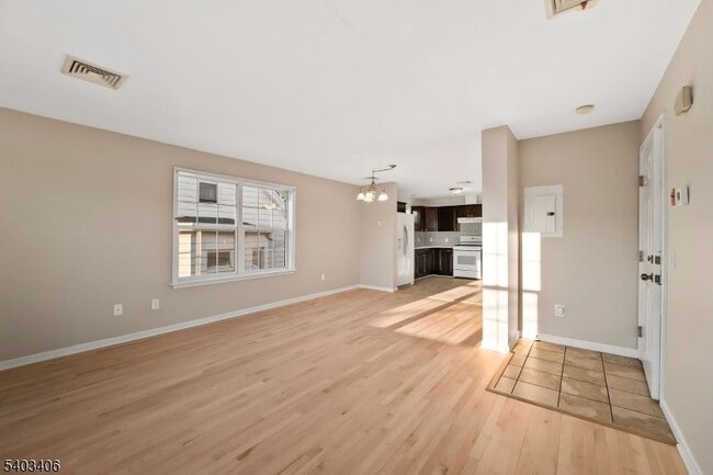 Building Photo - 110-PT112 Redwood Ave