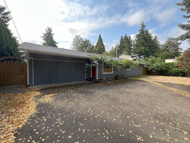 Primary Photo - Spacious Yet Cozy 3BR/2BA Home with Garage...