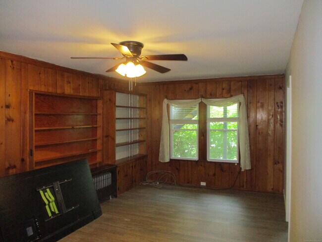 Building Photo - 10 Leuvine St