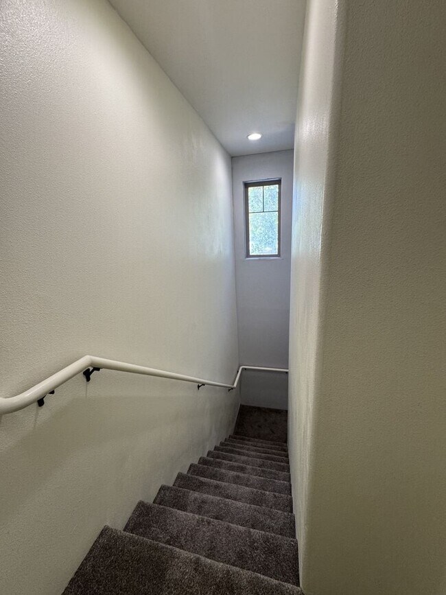 Building Photo - 2 Bedroom-2.5 Bath Townhome