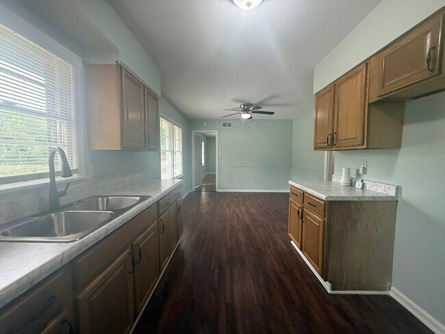 Building Photo - 1821 Dale Lavern Rd
