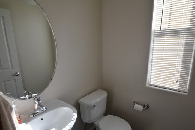 Building Photo - Beautiful townhome near Ft. Carson available to move in!