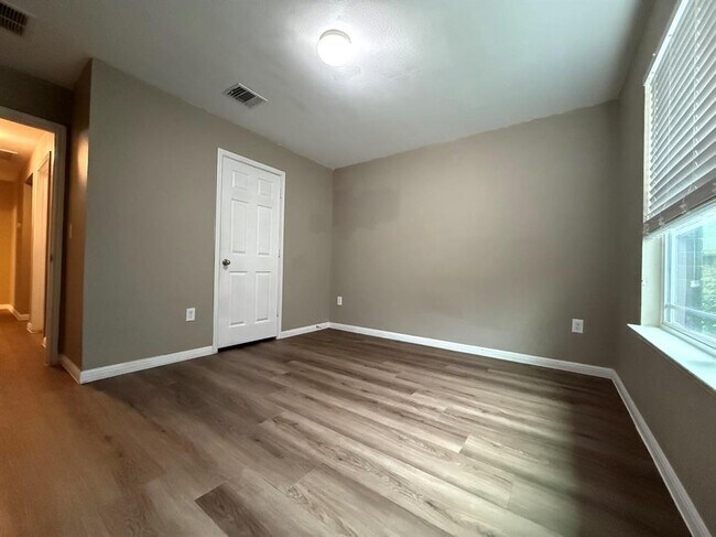 Building Photo - 18017 Busby Dr