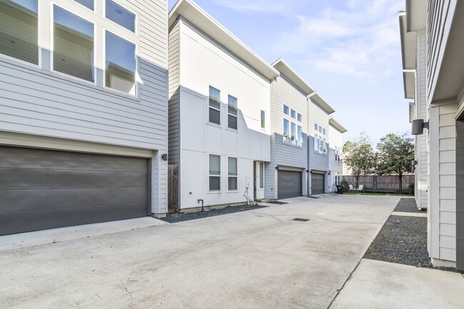 Building Photo - 2210 Lou Ellen Ln