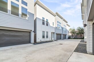 Building Photo - 2210 Lou Ellen Ln