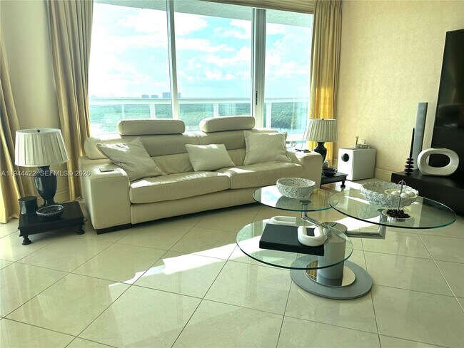 Building Photo - 16500 Collins Ave