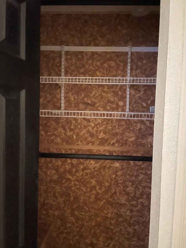 Building Photo - 2bd/1ba Bungalow Available Now!!