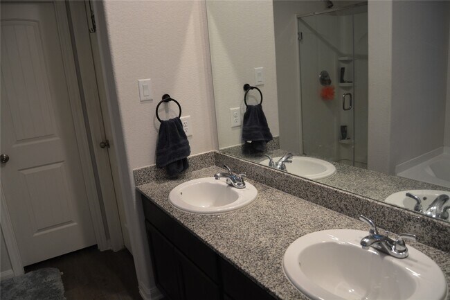 Building Photo - 17616 Cedar Crst Dr