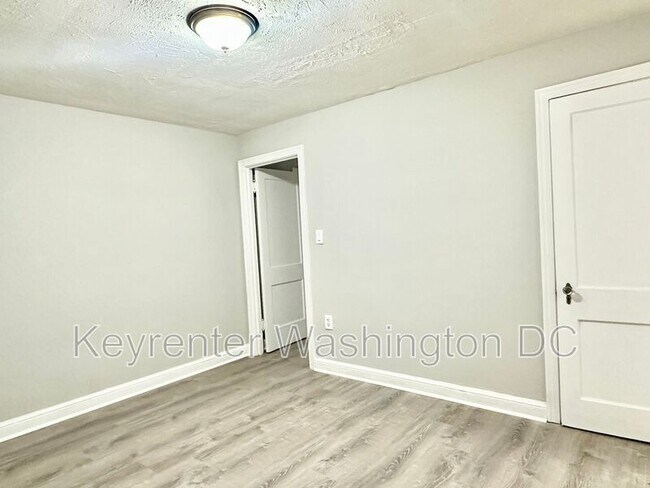 Building Photo - 943 Bonifant St