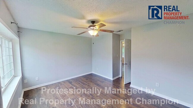 Building Photo - 3 BD/2 BA Home w/Attached Garage, Large Fenced Yard and Easy Access to Camp Lejeune