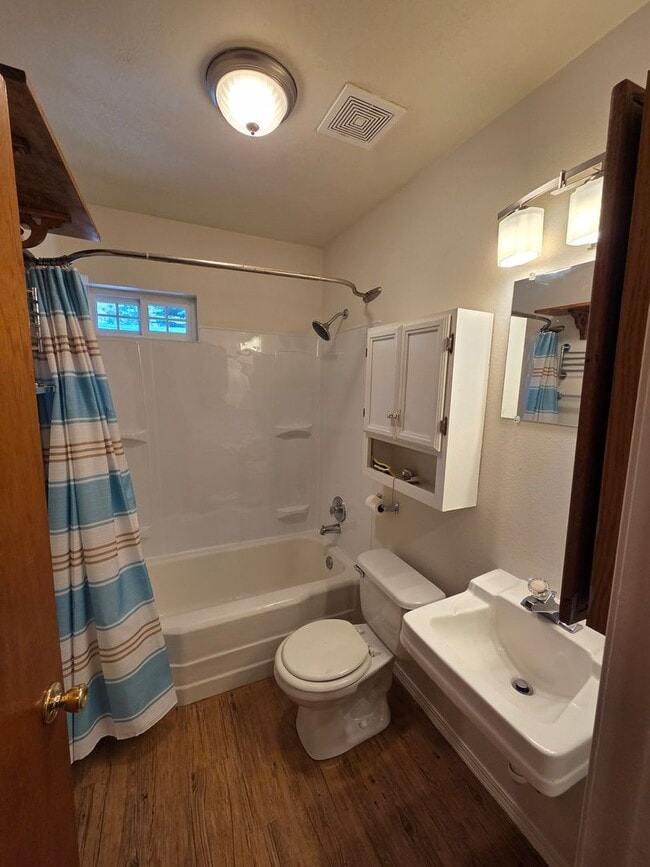 Building Photo - 2 Bed 1 Bath on Diamond Lake Secondary Lot