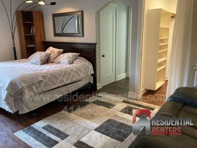 Building Photo - 1028 E Juneau Ave