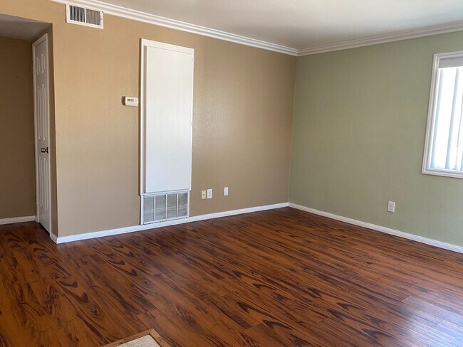 Building Photo - One Bedroom Apartment near UCR
