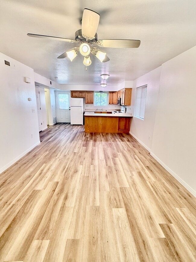 Building Photo - 3 Bedroom/ 2.5 Bath Townhome in Hawk Hollow