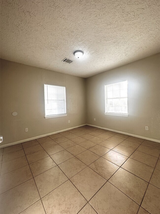 Building Photo - 6713 Greenhurst St