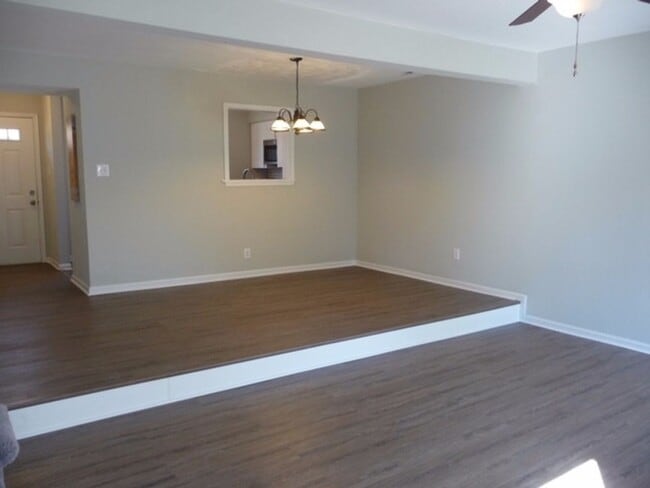 Building Photo - Fully updated townhome located walking dis...