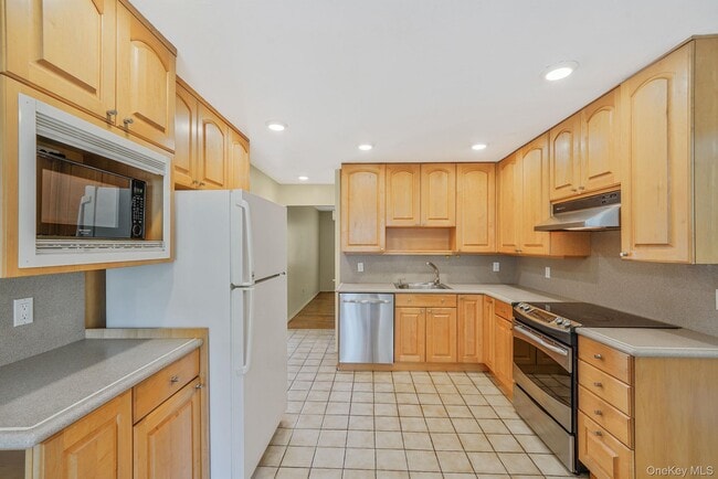Building Photo - 386A Glen Cove Ave