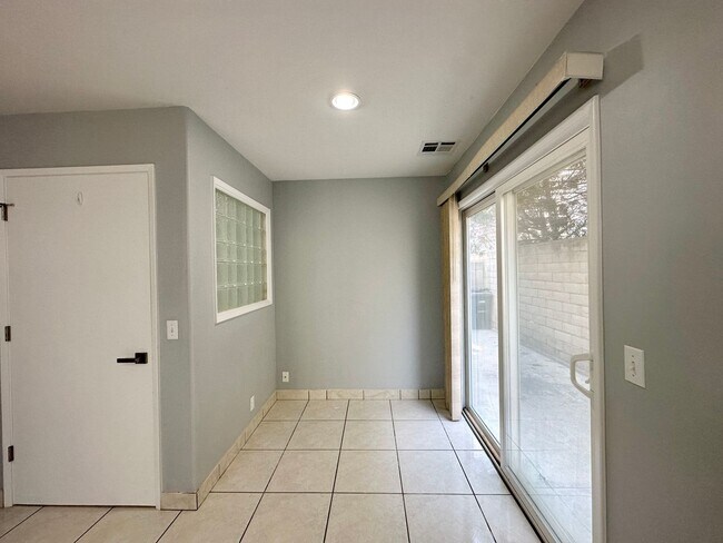 Building Photo - 4053 Sunset Ln