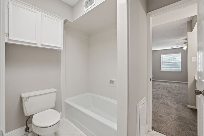 Building Photo - 2 River Creek Way