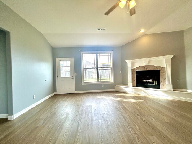 Building Photo - 3 bedroom 2 bath modern style home minutes from Centerton Main!!