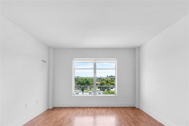 Building Photo - 4164 Inverrary Dr