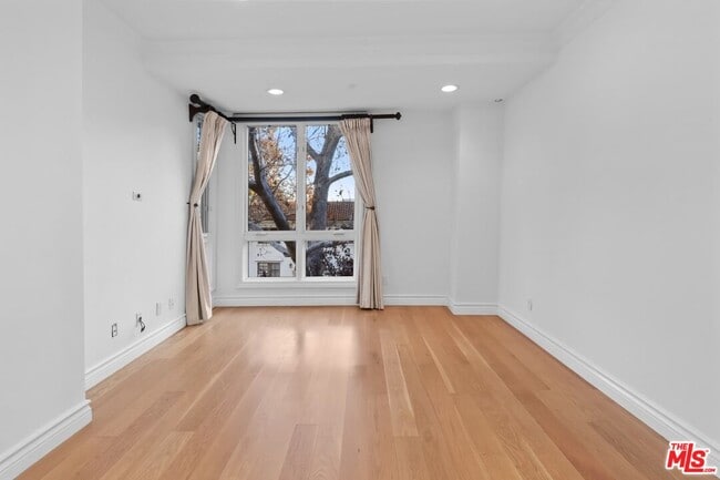 Building Photo - 121 N Almont Dr