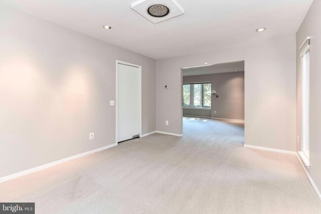 Building Photo - 3318 Mantua Dr
