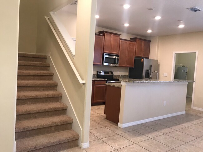 Building Photo - 4 bedroom independence Winter Garden townhouse for rent (internet/cable included in the rent)