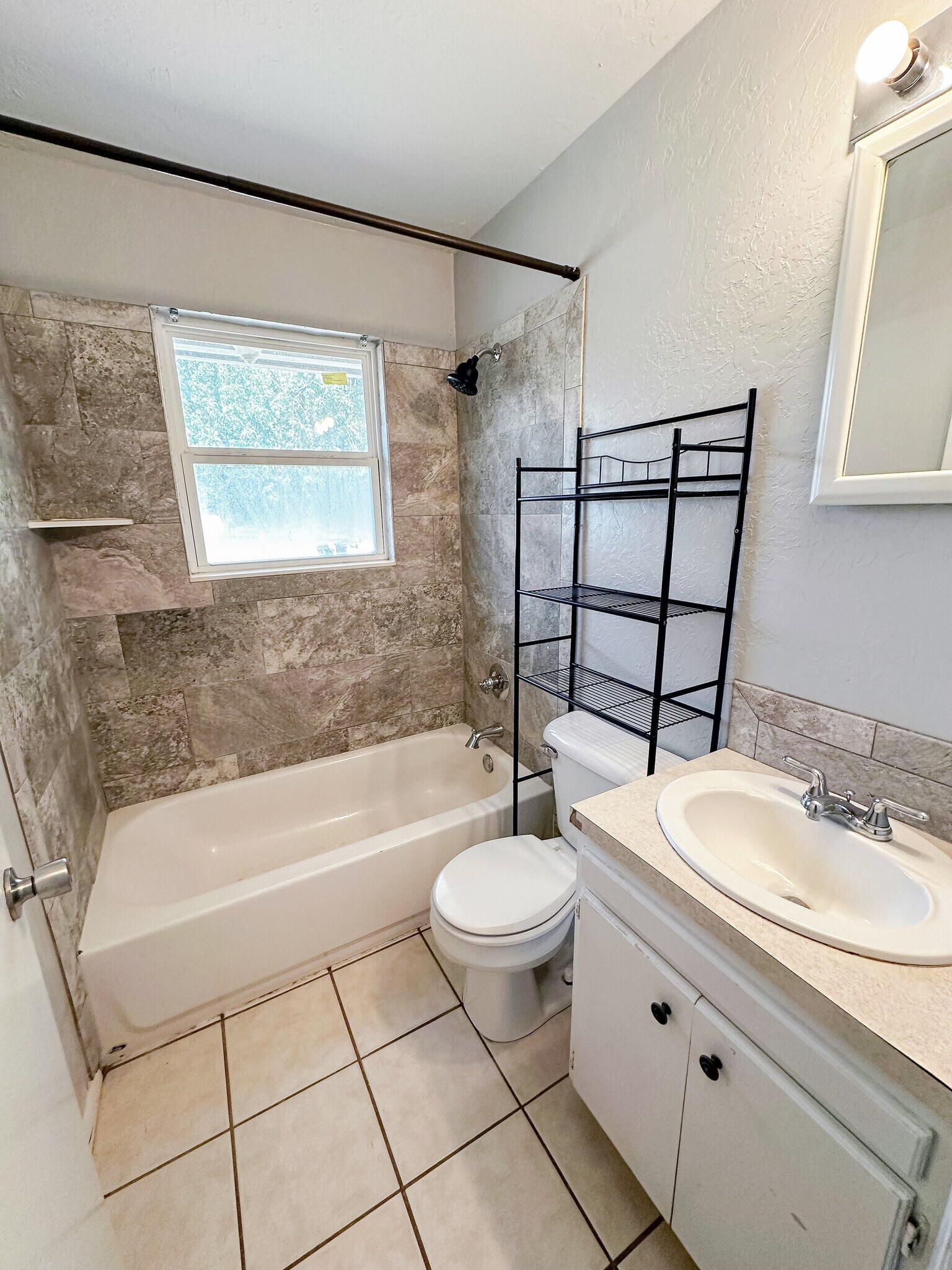 Building Photo - 106 Oak St