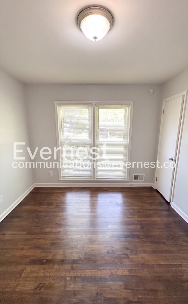 Building Photo - 735 Hillcrest Dr