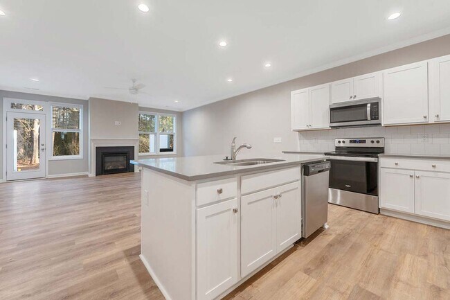 Building Photo - 3 / 3.5 Townhouse - 10 Minutes from Downtown!