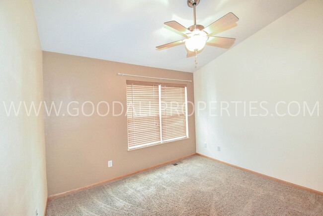 Building Photo - 2 bedroom 2 bath Urbandale Townhouse with a 2-Car attached garage
