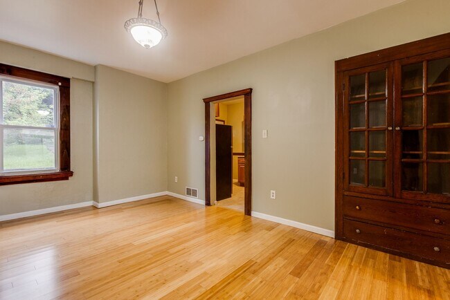 Building Photo - 405 Edgemont St