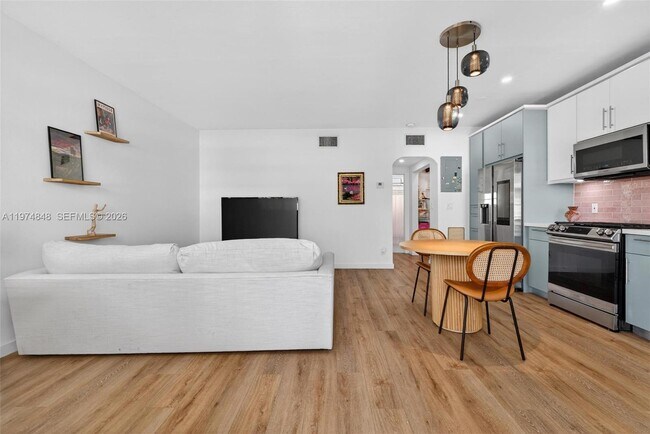 Building Photo - 8600 Byron Ave