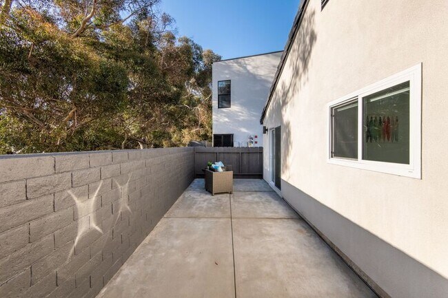 Building Photo - 1704-1710 Hanford Dr