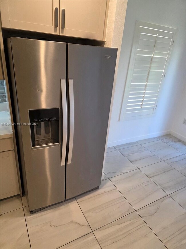 Building Photo - 600 NE 4th Ter