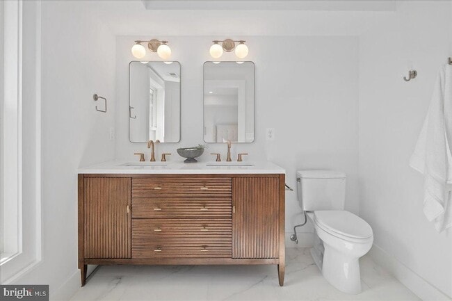 Building Photo - 909 N Irving St